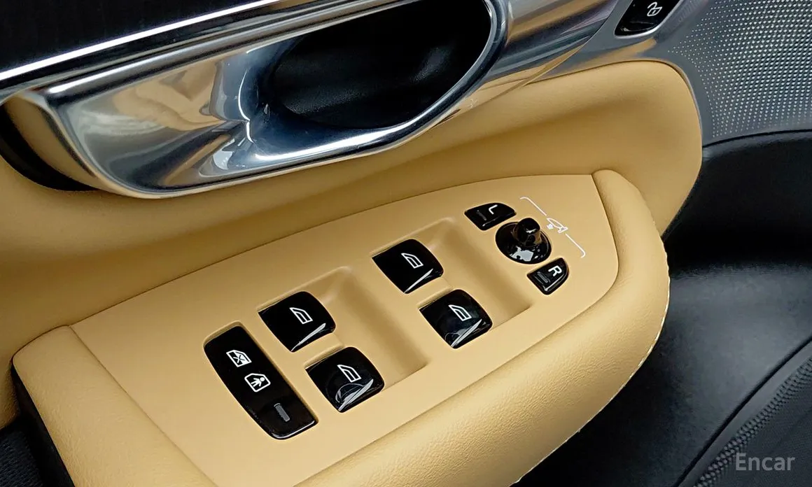 Фото 8 - Volvo XC90