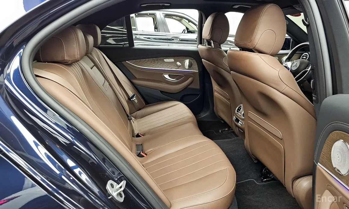 Фото 12 - Mercedes-Benz E-Class