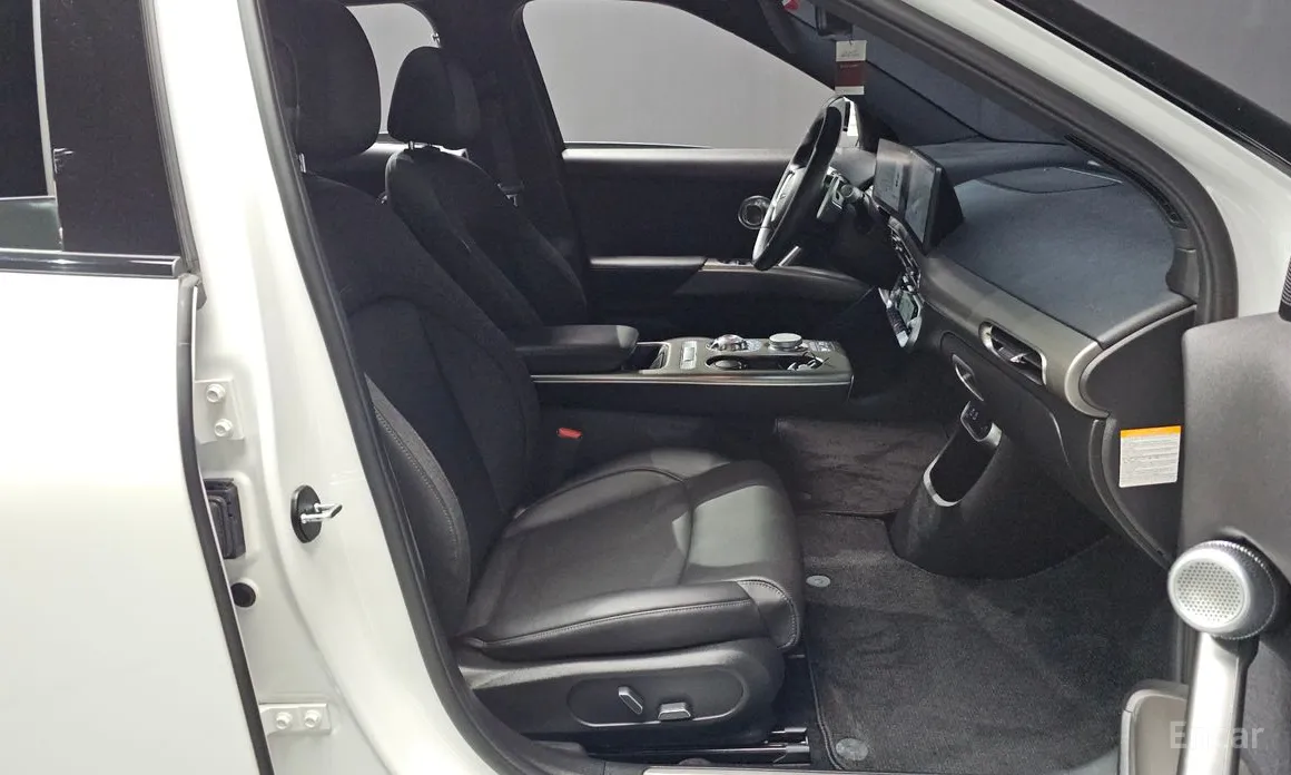 Photo 11 - Genesis GV60