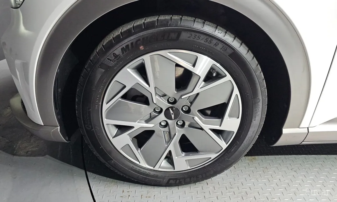 Photo 5 - Genesis GV60