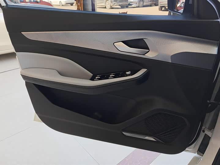 Фото 7 - Geely Binrui