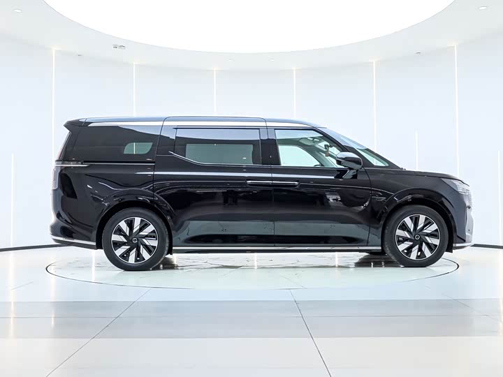 Фото 2 - Volvo EM90