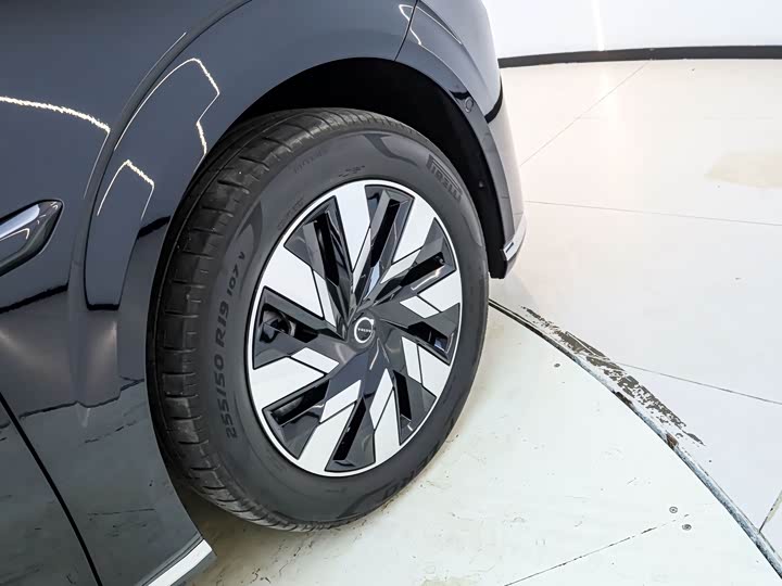 Фото 6 - Volvo EM90