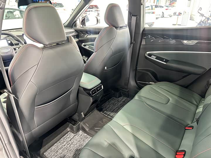 Фото 9 - Geely Atlas