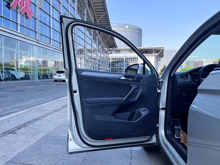 Фото 8 - Volkswagen Tiguan L Pro