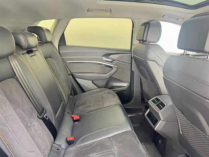 Фото 8 - Audi e-tron