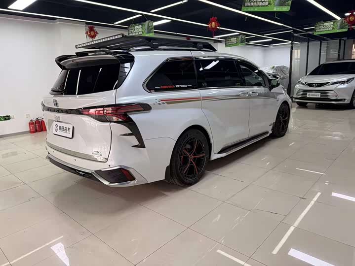 Photo 5 - Toyota Sienna