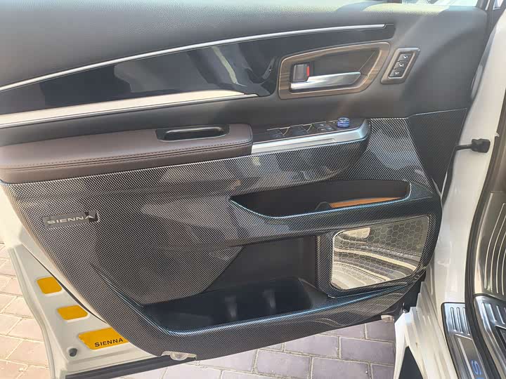 Photo 7 - Toyota Sienna