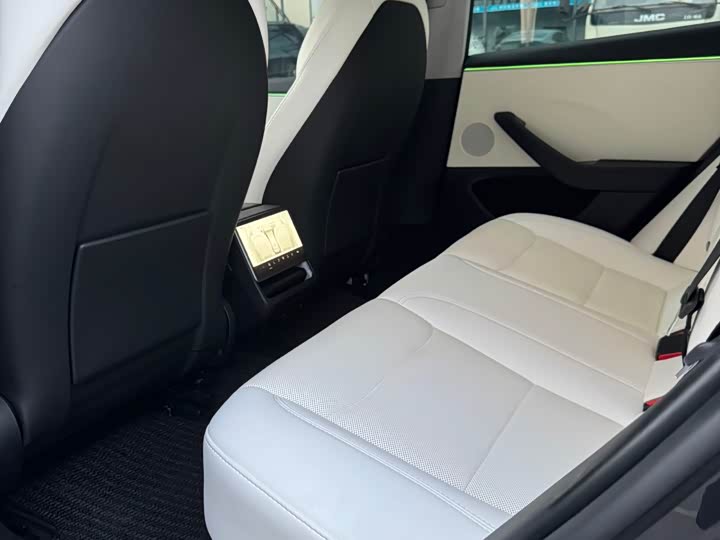 Фото 9 - Tesla Model 3