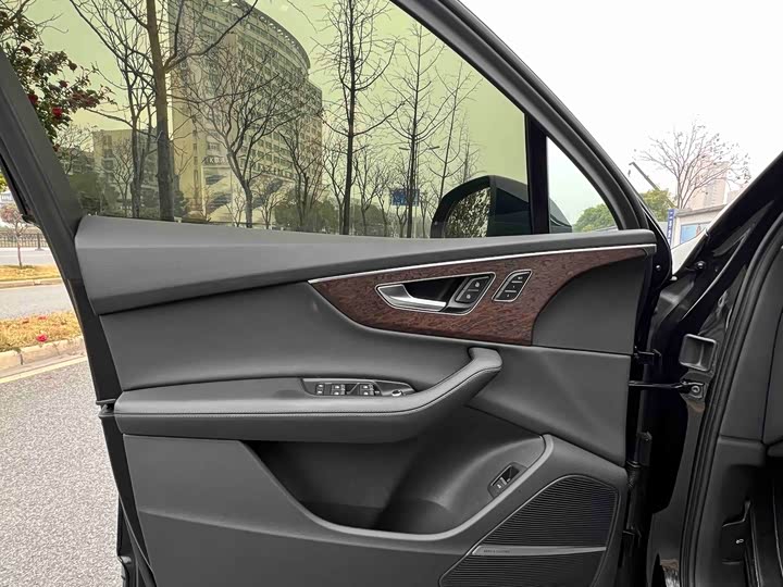 Фото 8 - Audi Q7