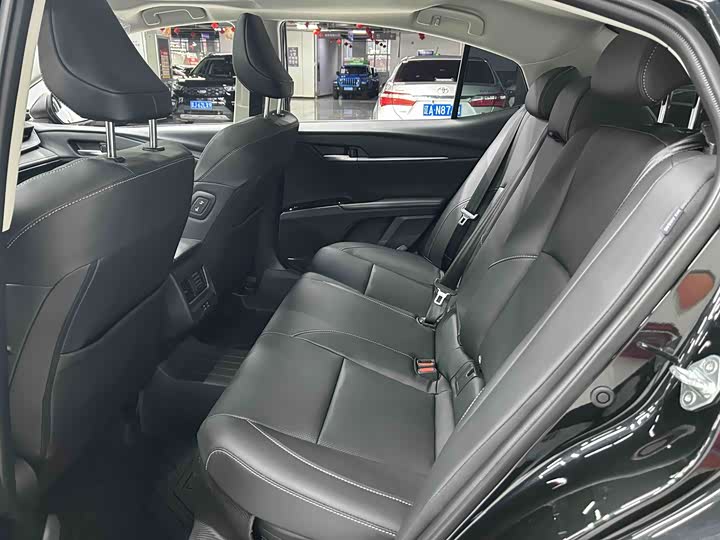 Фото 6 - Toyota Camry