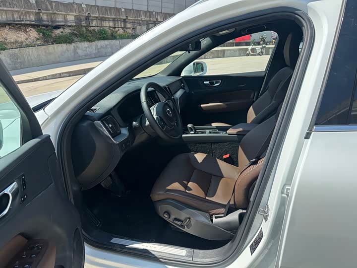 Фото 4 - Volvo XC60