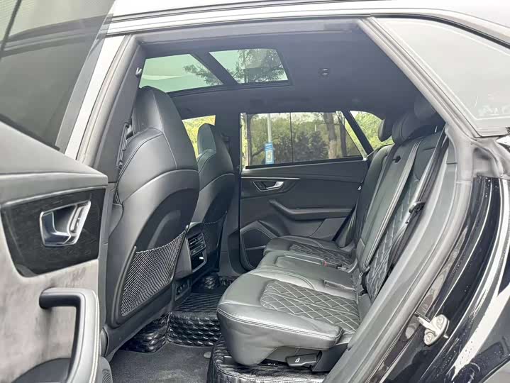 Фото 6 - Audi Q8