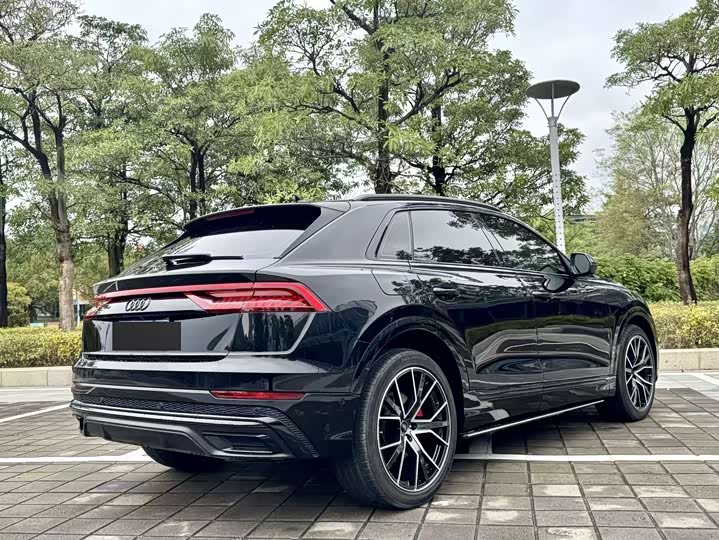 Фото 8 - Audi Q8