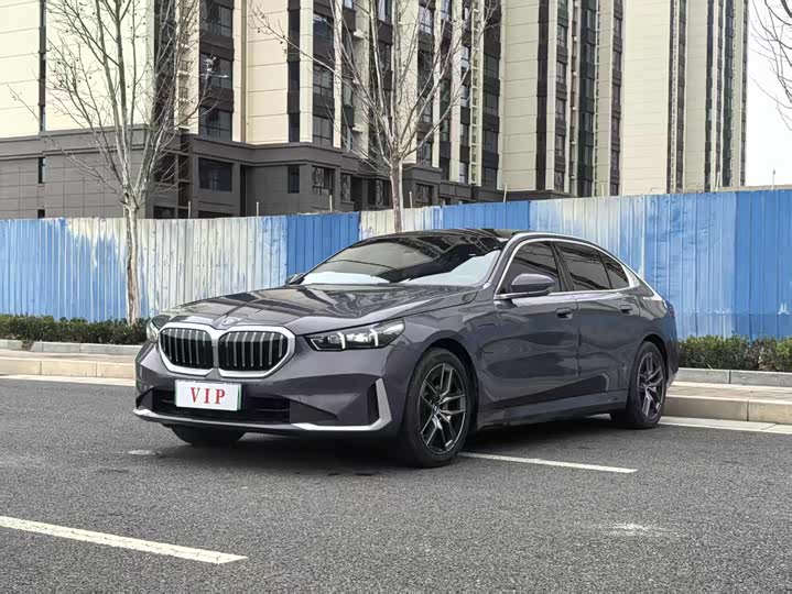 Photo 1 - BMW i5