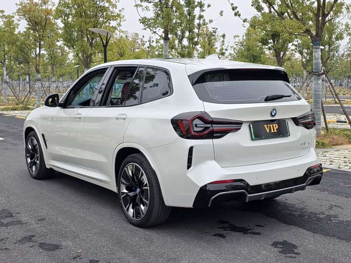 Фото 8 - BMW iX3