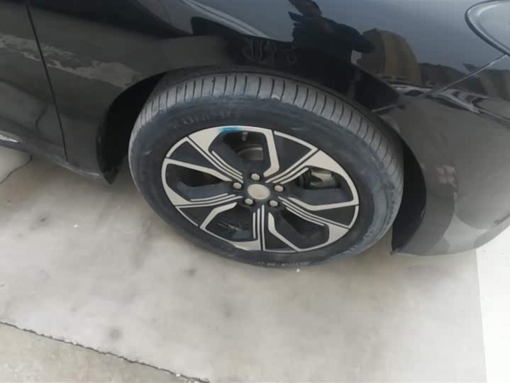 Фото 6 - Hongqi E-QM5