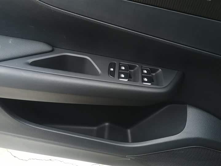 Фото 7 - Hongqi E-QM5