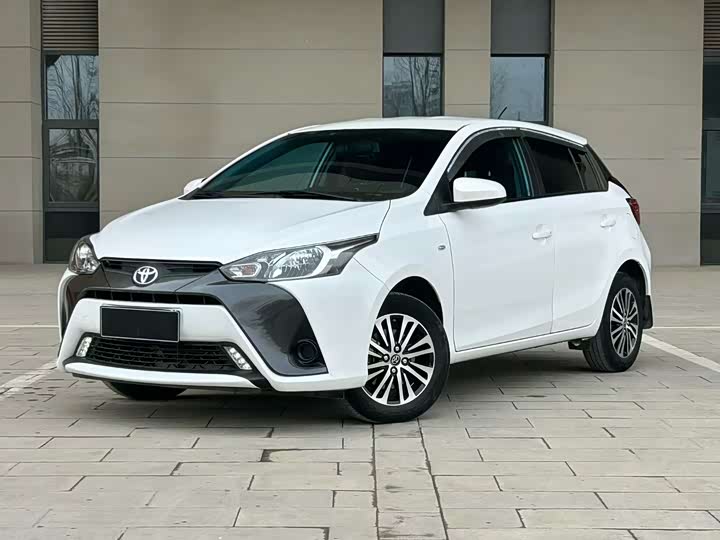 Фото 1 - Toyota Yaris L Hatchback