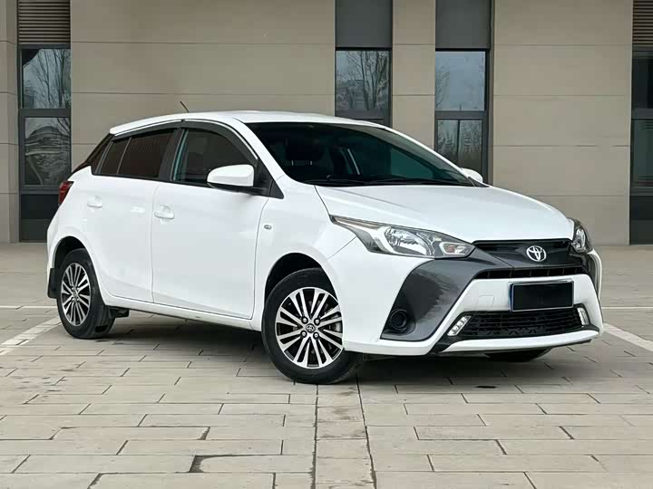 Фото 3 - Toyota Yaris L Hatchback
