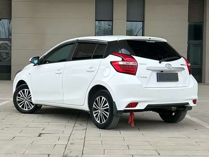 Фото 4 - Toyota Yaris L Hatchback