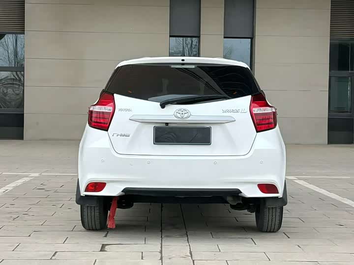 Фото 5 - Toyota Yaris L Hatchback