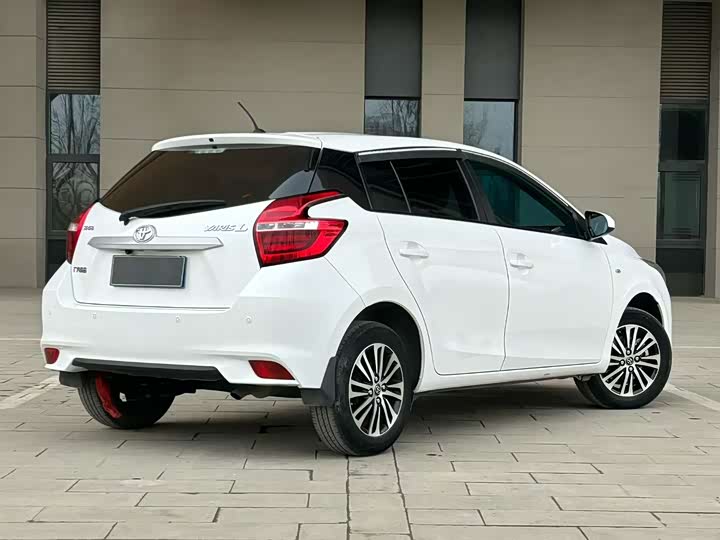 Фото 6 - Toyota Yaris L Hatchback