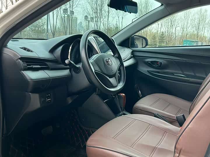 Фото 7 - Toyota Yaris L Hatchback