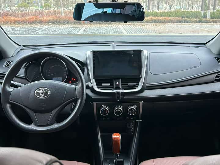 Фото 8 - Toyota Yaris L Hatchback