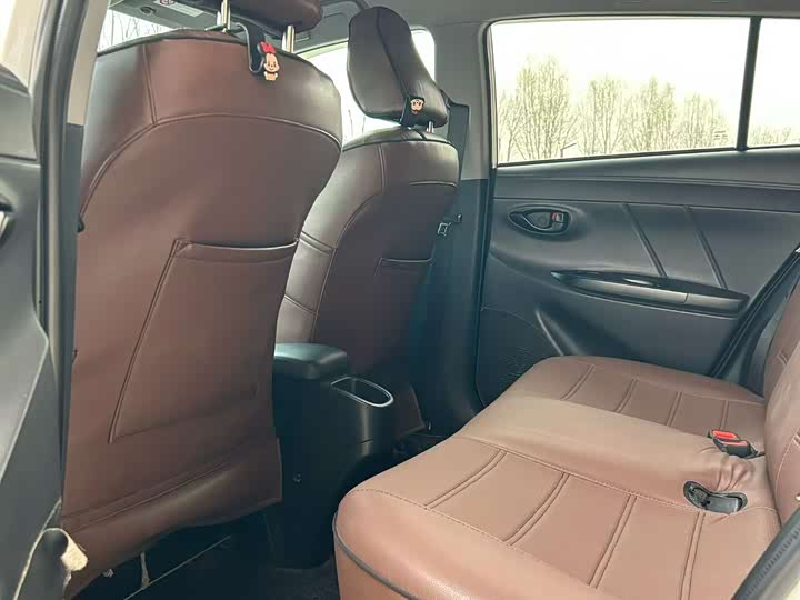 Фото 9 - Toyota Yaris L Hatchback