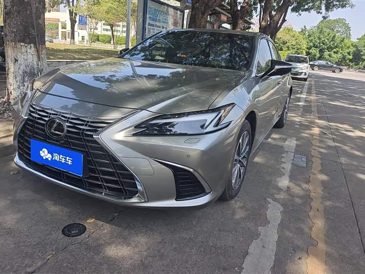 Фото 1 - Lexus ES