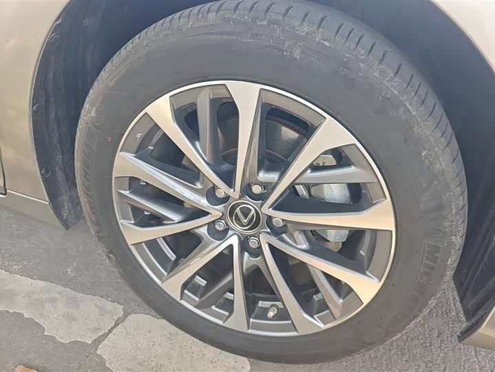 Фото 6 - Lexus ES