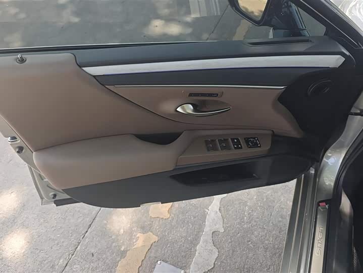 Фото 7 - Lexus ES