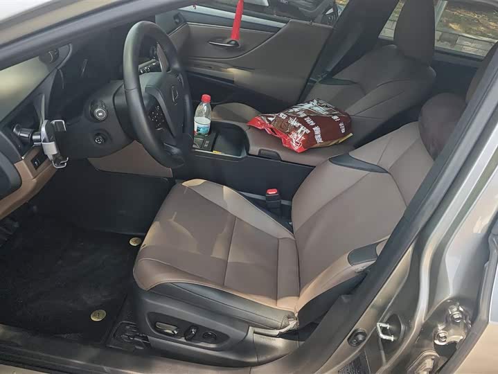 Фото 9 - Lexus ES