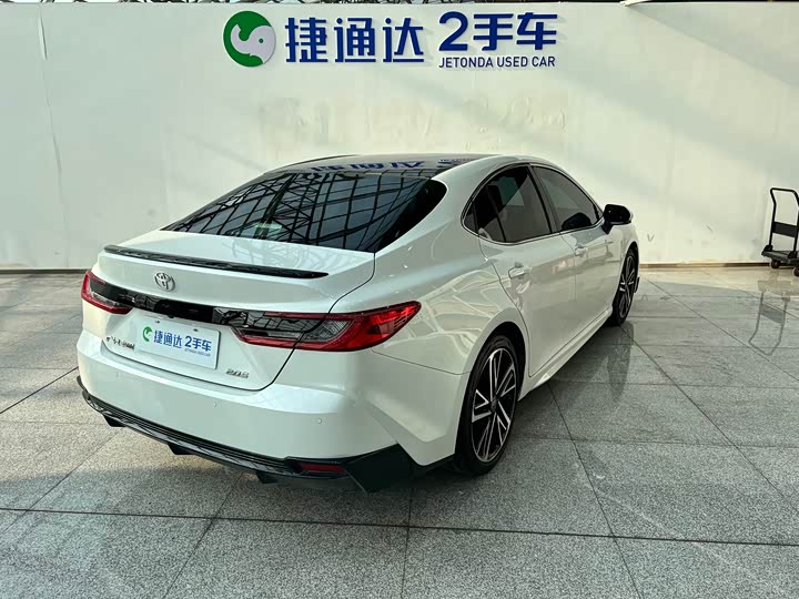 Фото 2 - Toyota Camry
