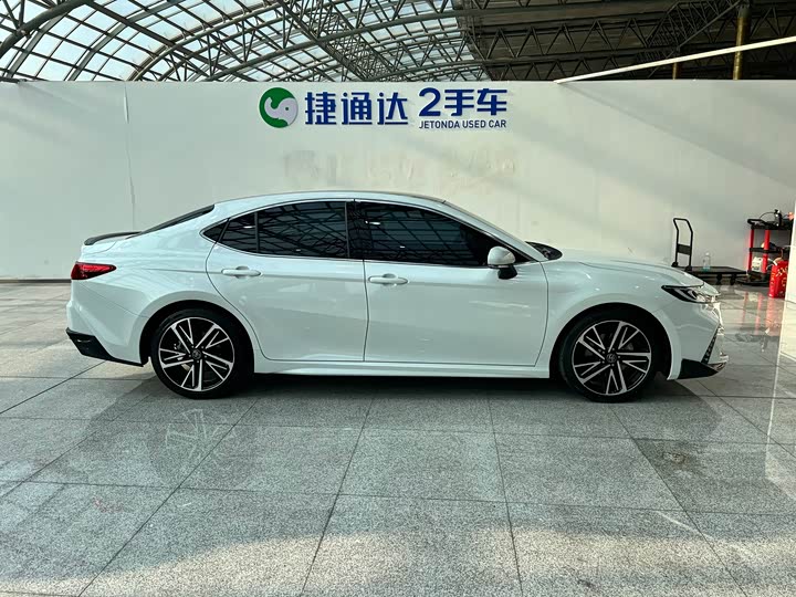 Фото 3 - Toyota Camry