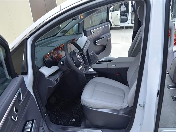 Photo 4 - Buick GL8 ES