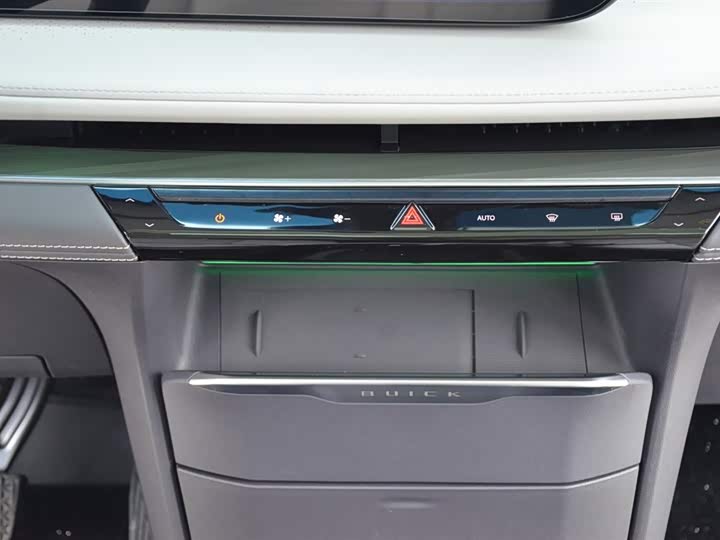 Photo 8 - Buick GL8 ES