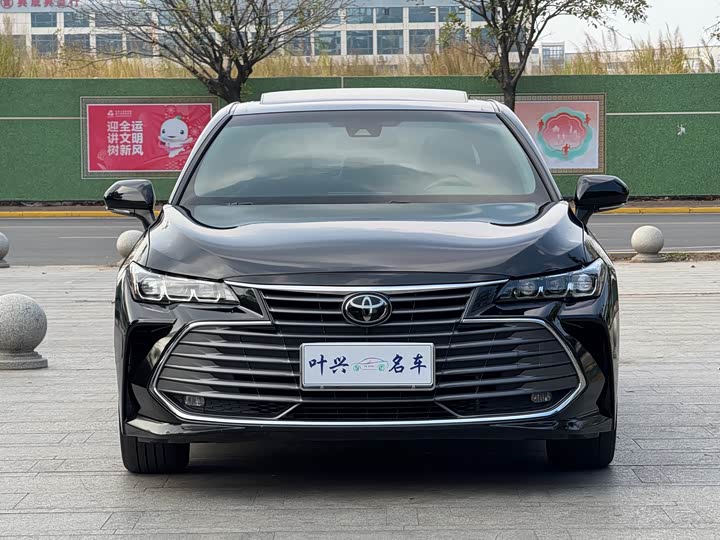 Photo 2 - Toyota Avalon