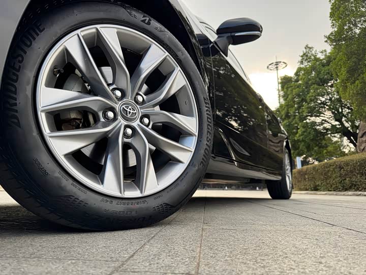 Photo 5 - Toyota Avalon