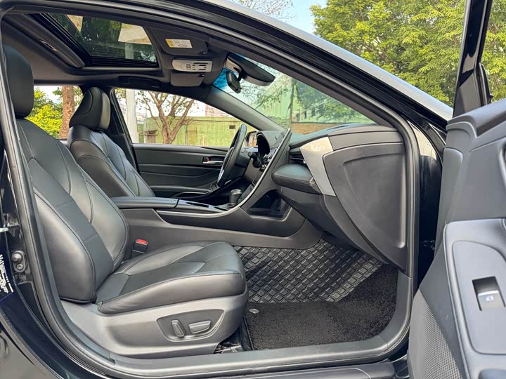 Photo 9 - Toyota Avalon