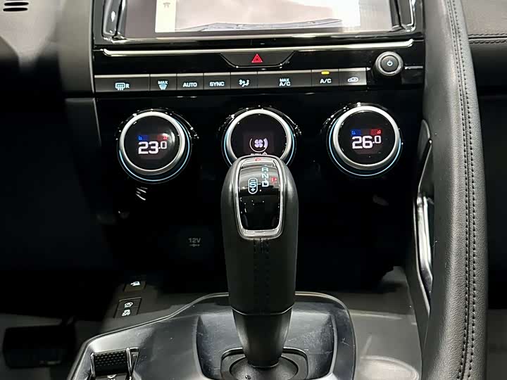 Фото 9 - Jaguar E-Pace