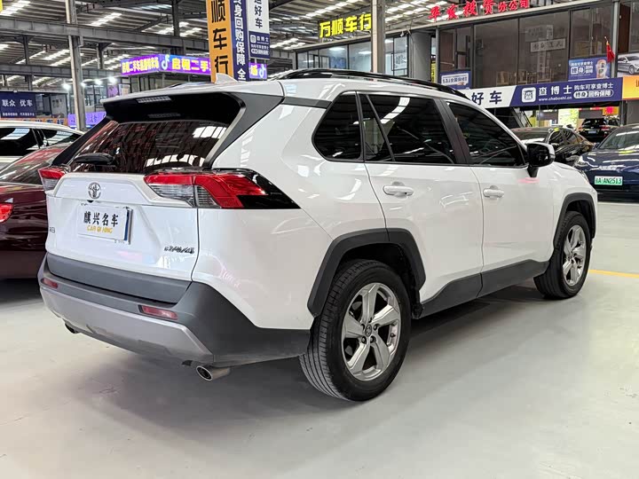 Фото 6 - Toyota RAV4