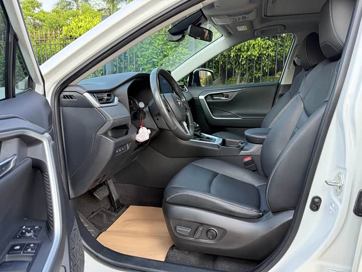 Фото 7 - Toyota RAV4