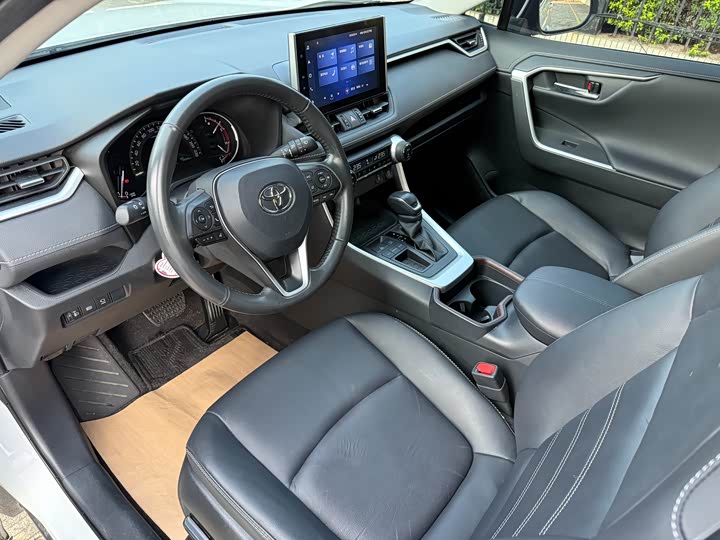 Фото 8 - Toyota RAV4