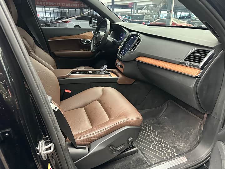 Фото 8 - Volvo XC90