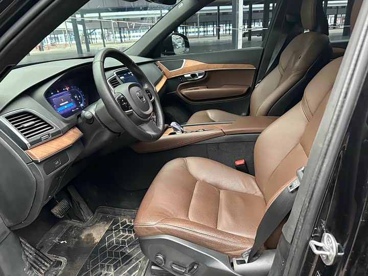 Фото 9 - Volvo XC90