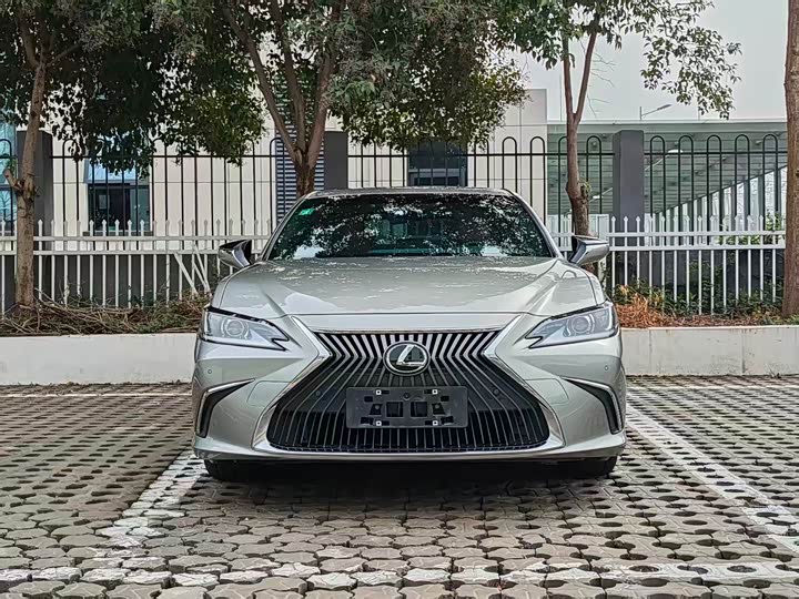 Фото 2 - Lexus ES
