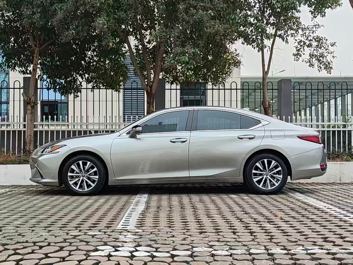 Фото 3 - Lexus ES