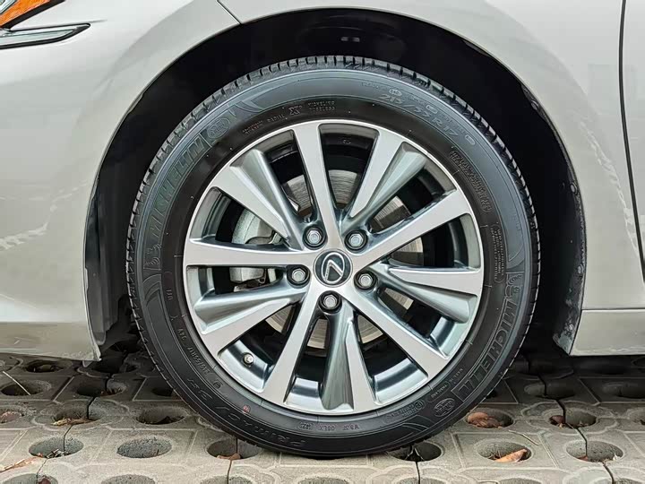 Фото 4 - Lexus ES